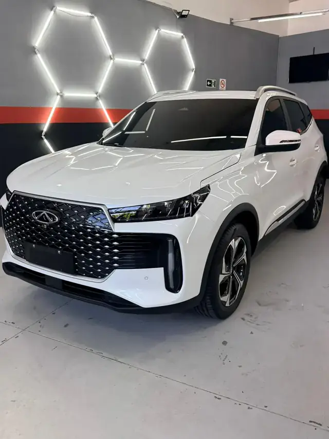 SUV branco com PPF finalizado — frontal