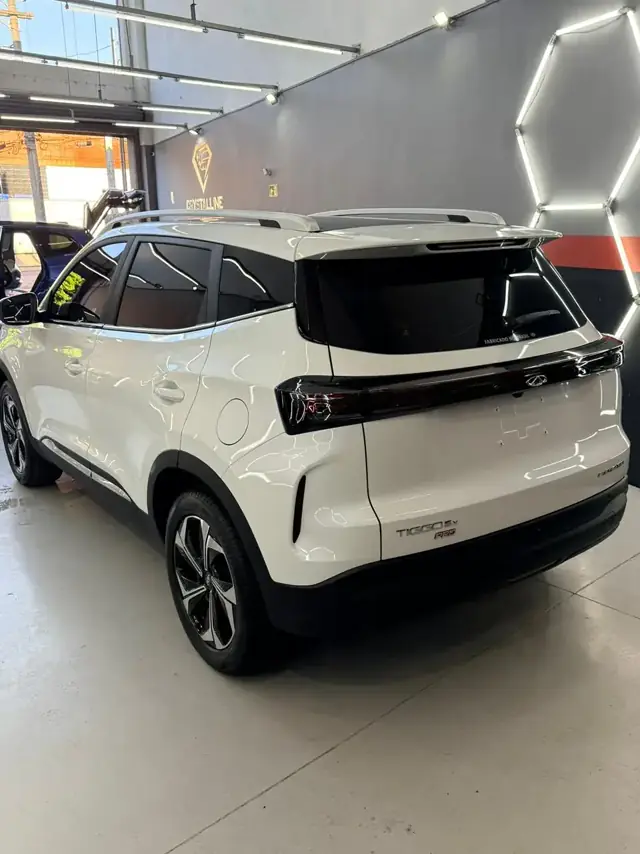 SUV branco com PPF finalizado — traseira