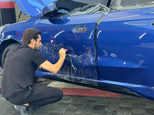 Aplicação de PPF na lateral de carro azul